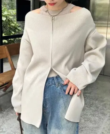 오프숄더 지퍼 스웨터 아이보리
