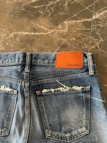 MOUSSY 데미지 가공 스트레이트 데님