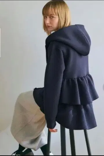 완판템 코카 coca 네이비 백 프릴 후드티