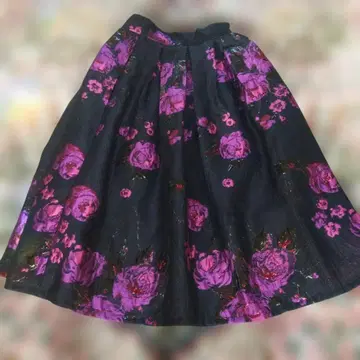 새상품 블랙 보라색 꽃무늬 무릎 기장 스커트