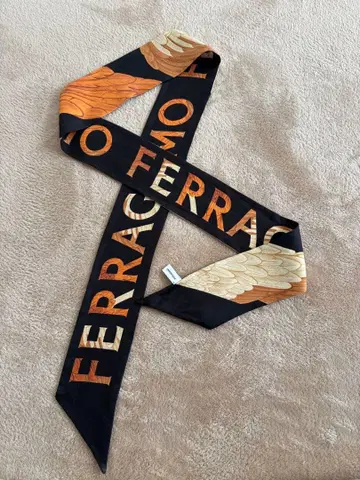 Ferragamo 실크 스카프 깃털 디자인 할인