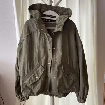 ZARA 후드 부착 카키 자켓 S