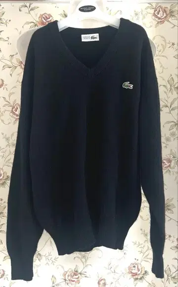 Lacoste 블랙 V넥 스웨터