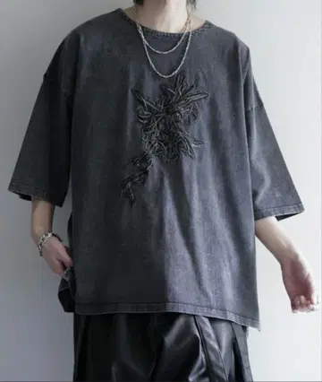 피그먼트 스노우 워시 가공 플라워 자수 오버 사이즈 하프 슬리브