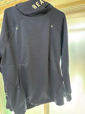 BEAMS DESIGN 네이비 후드 부착 후드티