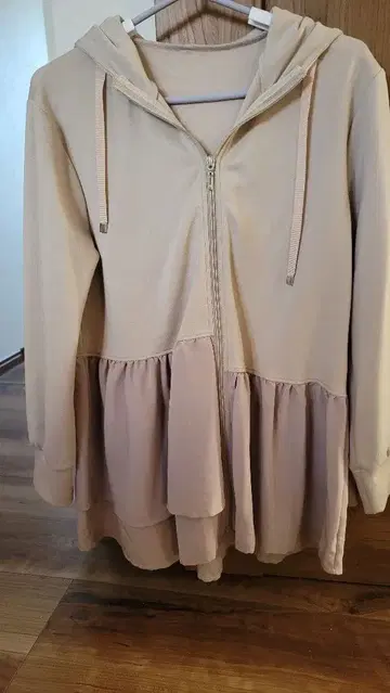 프릴 달린 베이지 후드티