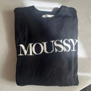MOUSSY 로고 블랙 니트 스웨터