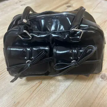 블랙 광택 핸드백 포켓 부착