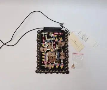 새상품 그레이스 콘티넨탈 카빙 트라이브스 자수 모바일 숄더