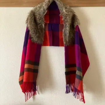 퍼가 달린 체크 무늬 스톨