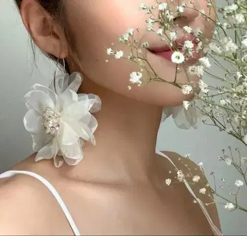 플라워 모티브 귀걸이 화이트