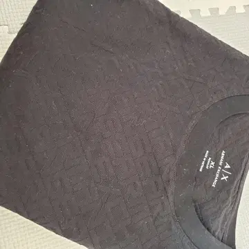 Armani Exchange 블랙 총 로고 티셔츠