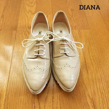 DIANA 레이스업 에나멜 스니커즈
