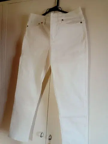 새하얀 데님 팬츠