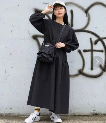 티어드 디자인 블랙 원피스