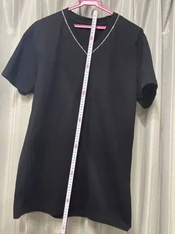 블랙 V넥 티셔츠