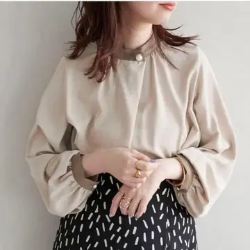 펄 버튼 라운드넥 긴팔 블라우스