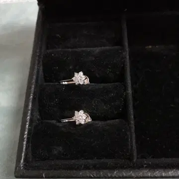 다이아 귀걸이입니다.