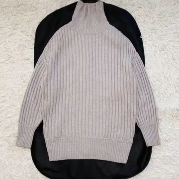 [ 컨디션 최상 ] 시에르 이에나 CODE BIG 터틀넥 니트 최근 모델