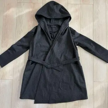 새상품급 ZARA WOMAN 후드 부착 다크 그레이 코트 S 사이즈