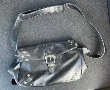 ZARA 블랙 가죽 숄더백 스터드 장식
