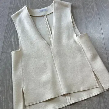 INED 아이보리 V넥 베스트