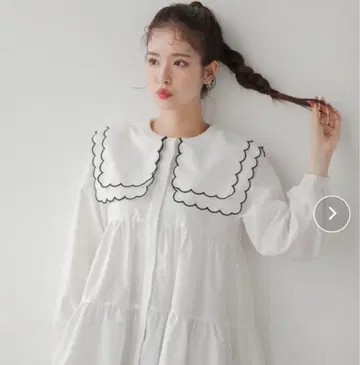 화이트 스캘럽 옷깃 긴팔 블라우스