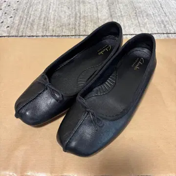 Clarks 블랙 플랫슈즈