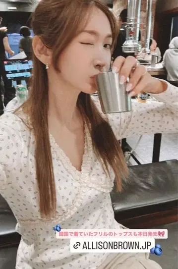 앨리슨 브라운 AUTUMN FLOWER THERMAL TOP 꽃무늬 상의