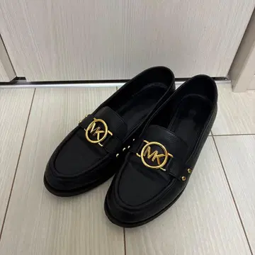 마이클코어스 골드 로고 블랙 로퍼 23.5cm