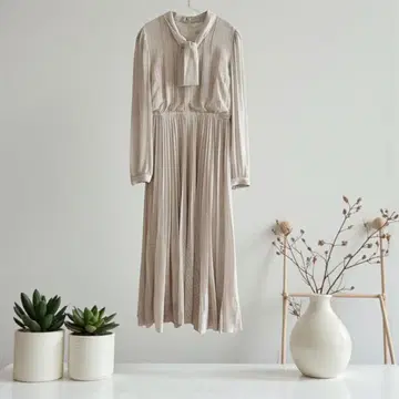 CELFORD 셀포드 옅은 핑크 베이지 긴팔 플리츠 원피스