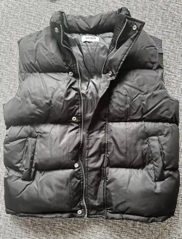 OUR ROOM 블랙 다운 베스트