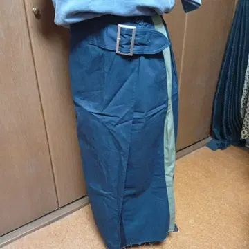 네이비와 카키 색상의 벨트 포함 롱 랩 스커트 미사용