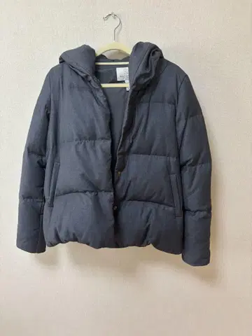 후드 부착 다크 그레이 다운 자켓