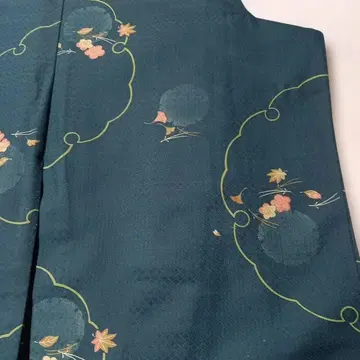 짙은 그린 컬러의 꽃무늬 코몬