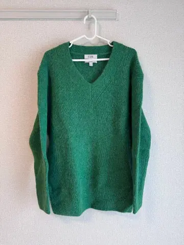 COS 그린 V넥 스웨터