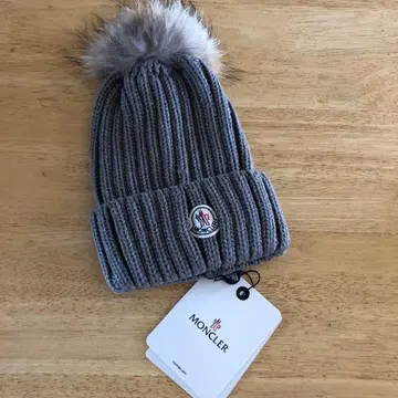 MONCLER 그레이 퍼 달린 니트 모자
