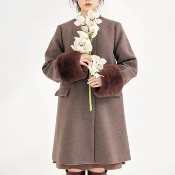 브라운 퍼가 달린 롱 코트