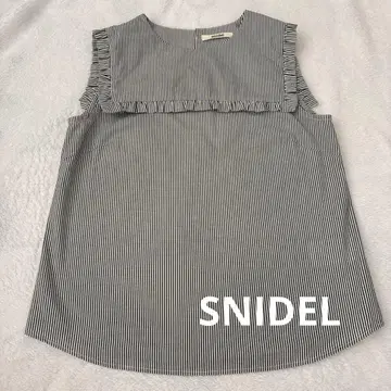 SNIDEL 슬리브리스 프릴 블라우스