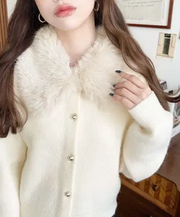 인조 모피 티펫 장식 골드 버튼 촉촉 니트 가디건