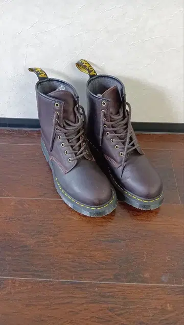 닥터마틴 1460 8홀 부츠 브라운