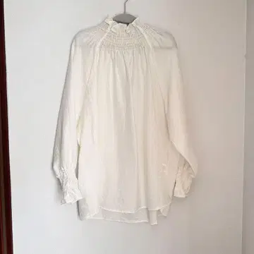 화이트 프릴넥 긴팔 HOWDY. 하우디 오프숄더 시어 셔츠