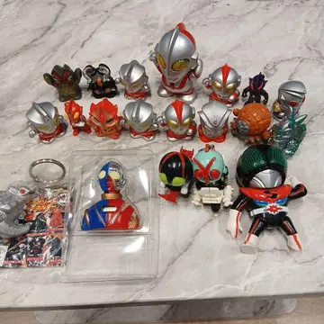 울트라맨, 가면라이더 외 피규어 세트 20개