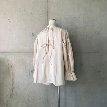 택 포함 새상품 백 오픈 더블 리본 개더 슬리브 블라우스 셔츠 FREE