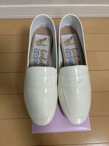 파르팔레 화이트 로퍼 합성 피혁 플랫힐