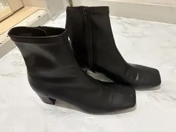 블랙 가죽 스퀘어토 부츠 23.5cm