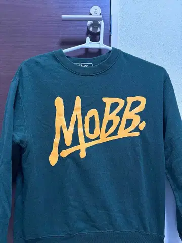 MOBB 카키 로고 맨투맨