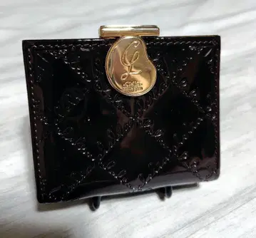 클레리아 2단 접이식 지갑 에나멜 가마구치 브라운