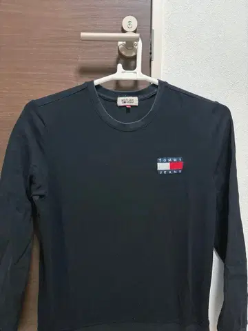 TOMMY JEANS 블랙 긴팔 트레이닝복