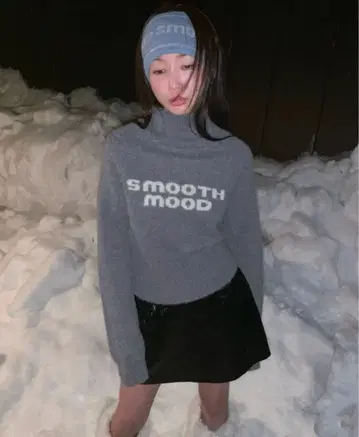 Smoothmood cocoon logo knit 터틀넥 니트